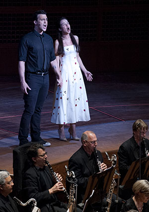 Cheyenne Jackson and Alexandra Silber singing a duet